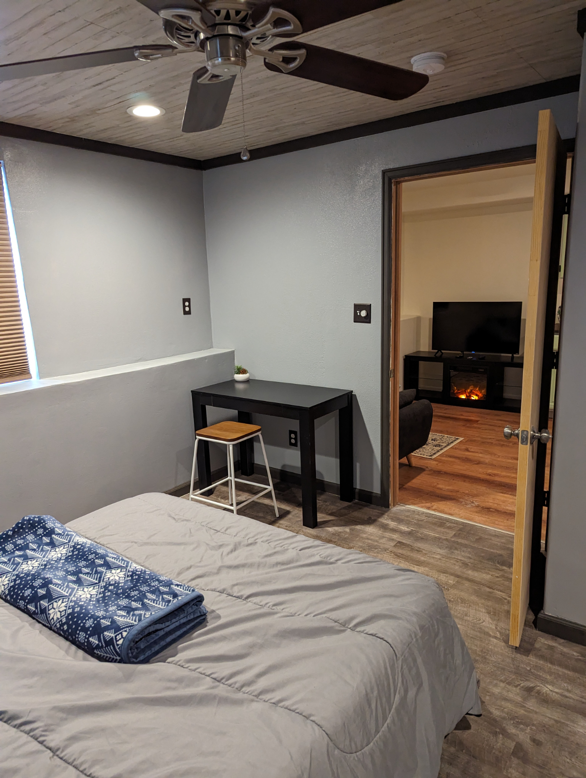 Comfortable Basement Apartment - Photo 8