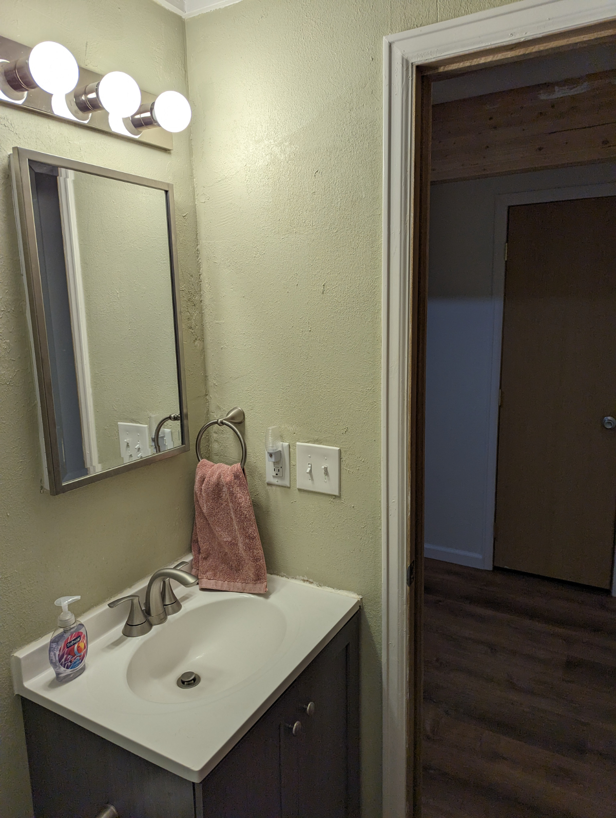 Comfortable Basement Apartment - Photo 10
