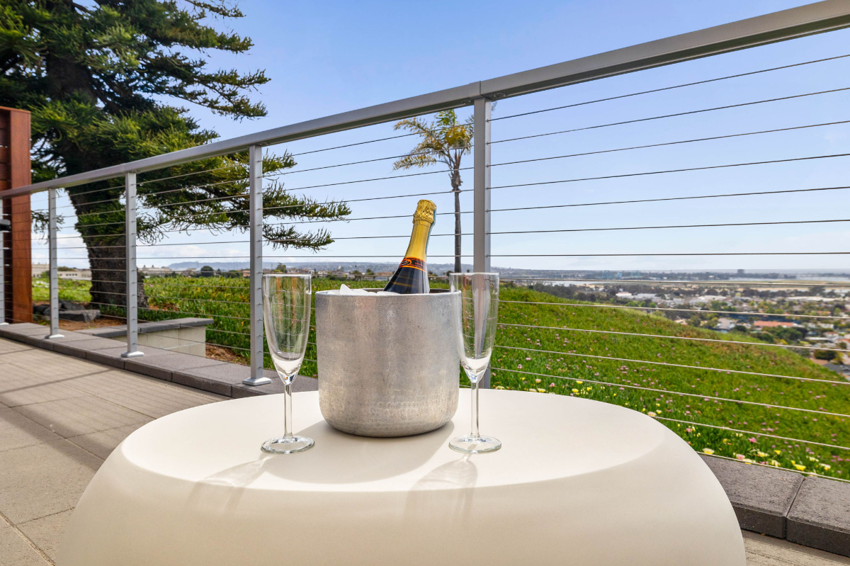 Lux Bay View Bungalow - Infinite Coastal Views - Photo 2