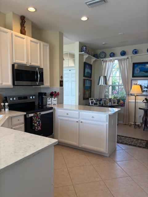 Lake View Poolside Suite with Private Bed & Bath - Photo 6