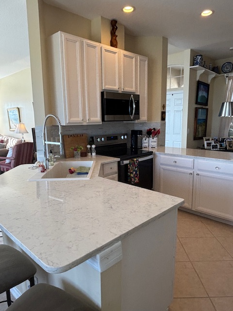Lake View Poolside Suite with Private Bed & Bath - Photo 7