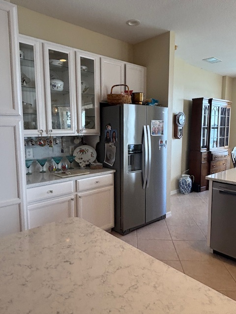 Lake View Poolside Suite with Private Bed & Bath - Photo 5
