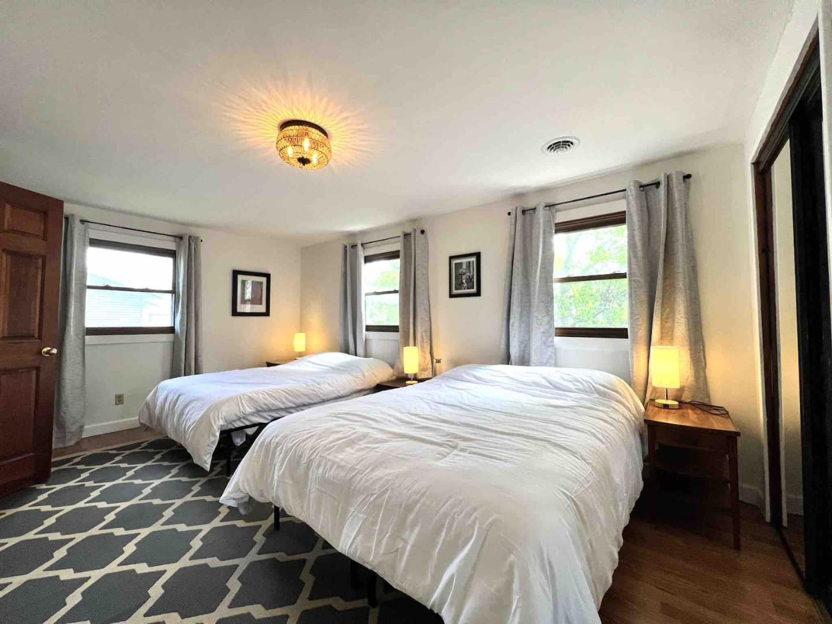 Spacious & Serene Retreat with Hot Tub - Photo 11