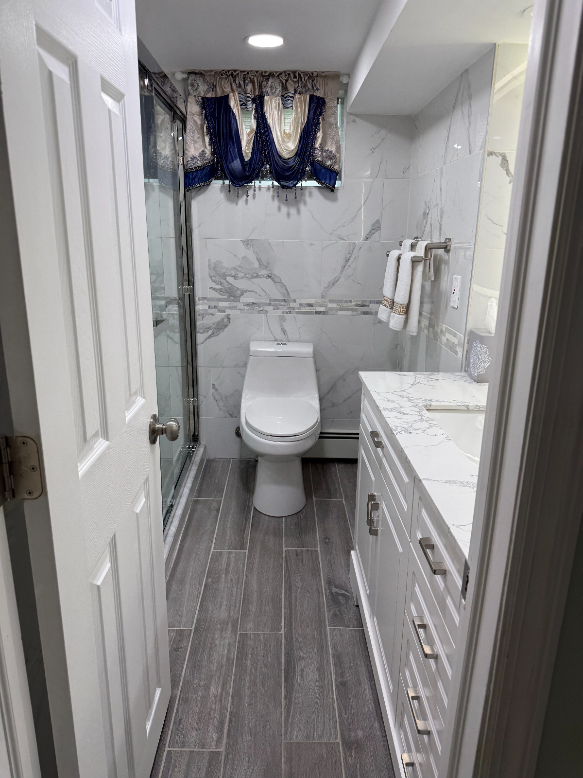 Newly Renovated 1-Bed Apartment with Full Kitchen Close to Everything - Photo 9