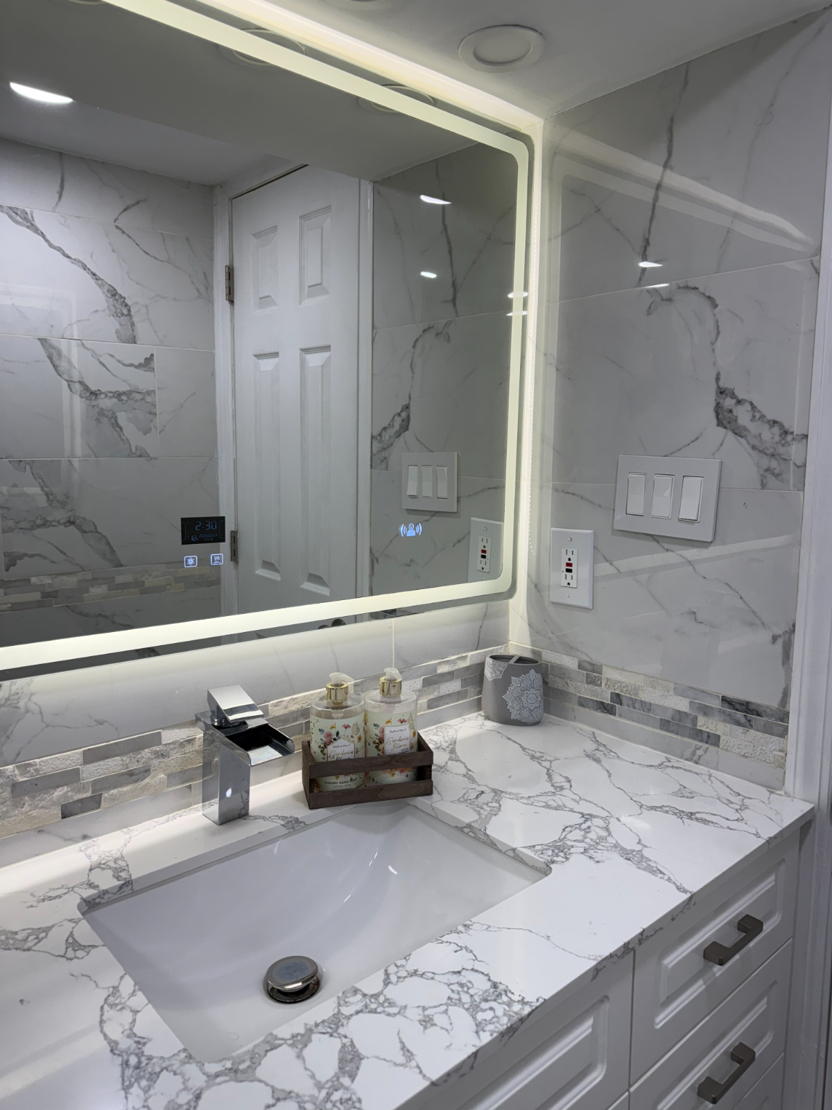 Newly Renovated 1-Bed Apartment with Full Kitchen Close to Everything - Photo 6