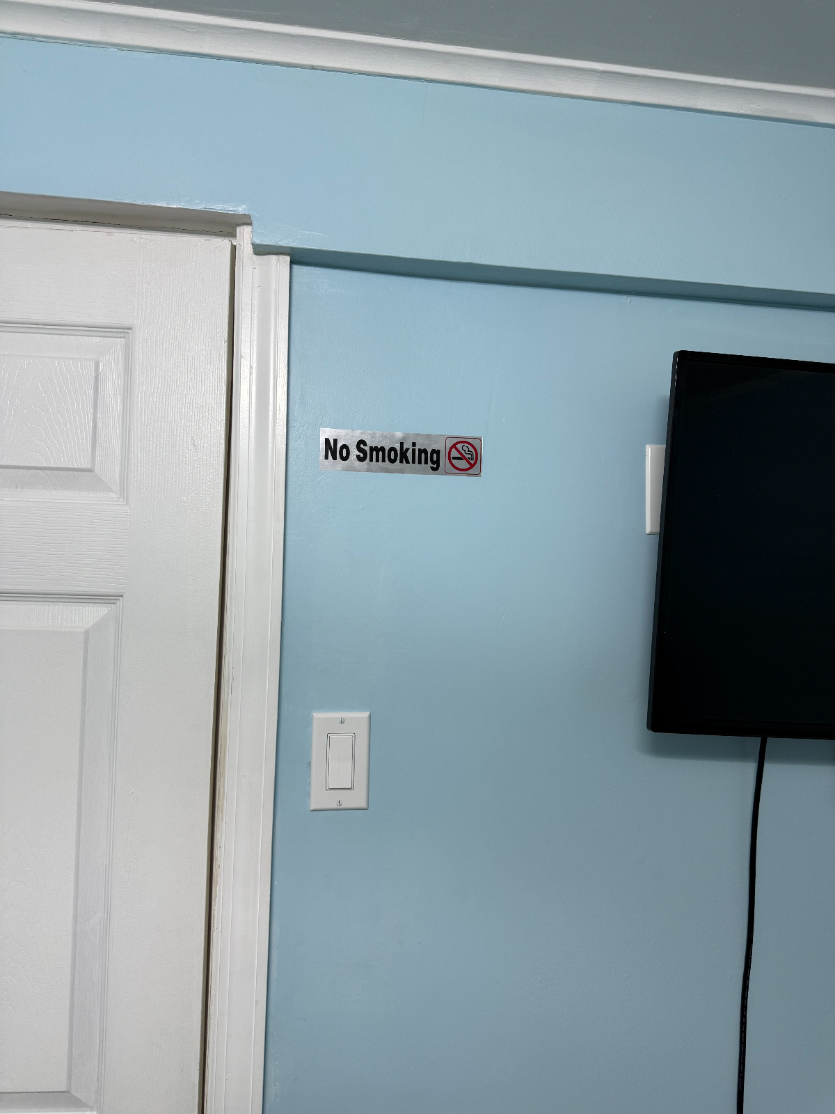 Newly Renovated 1-Bed Apartment with Full Kitchen Close to Everything - Photo 4