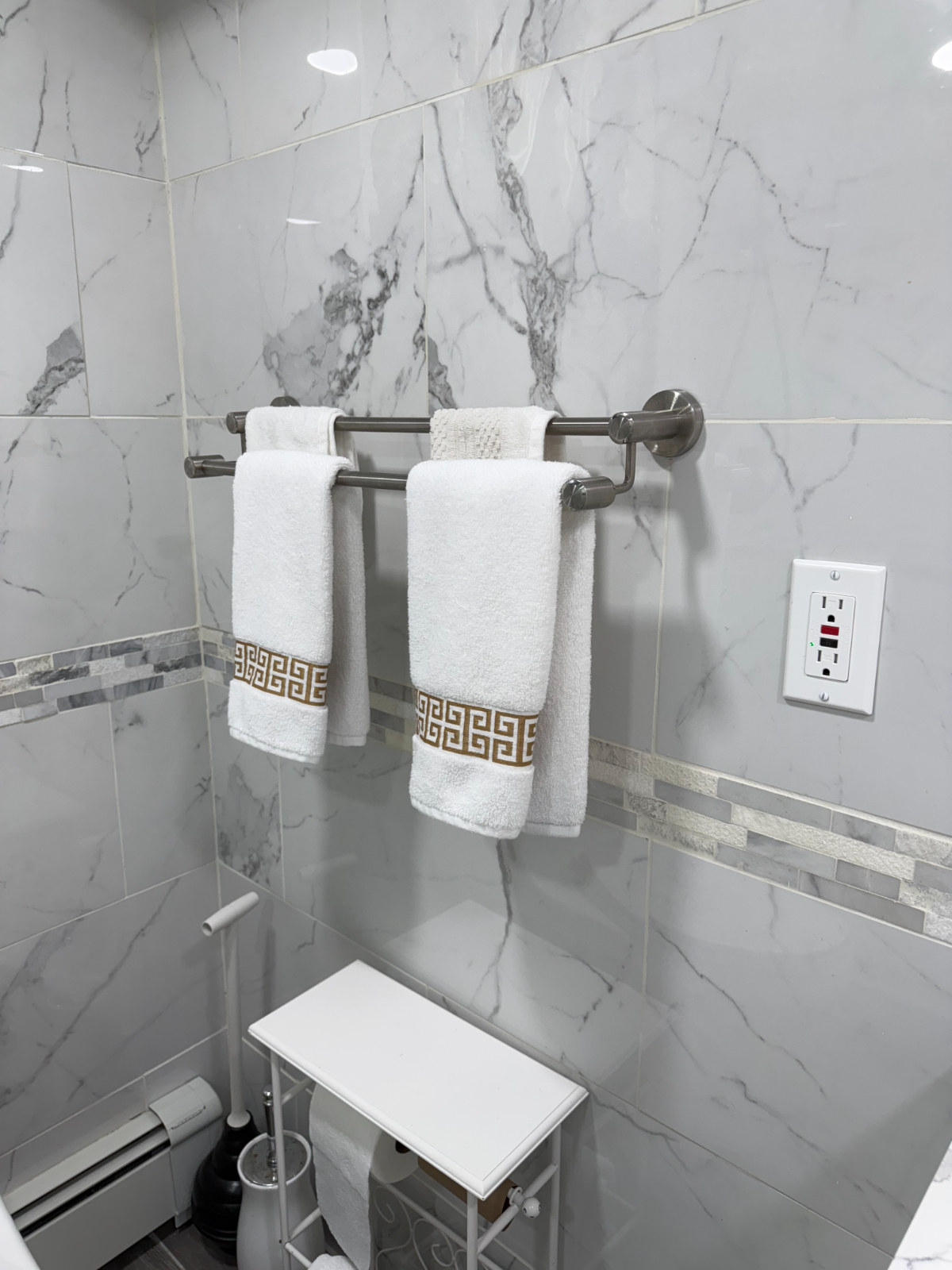 Newly Renovated 1-Bed Apartment with Full Kitchen Close to Everything - Photo 7