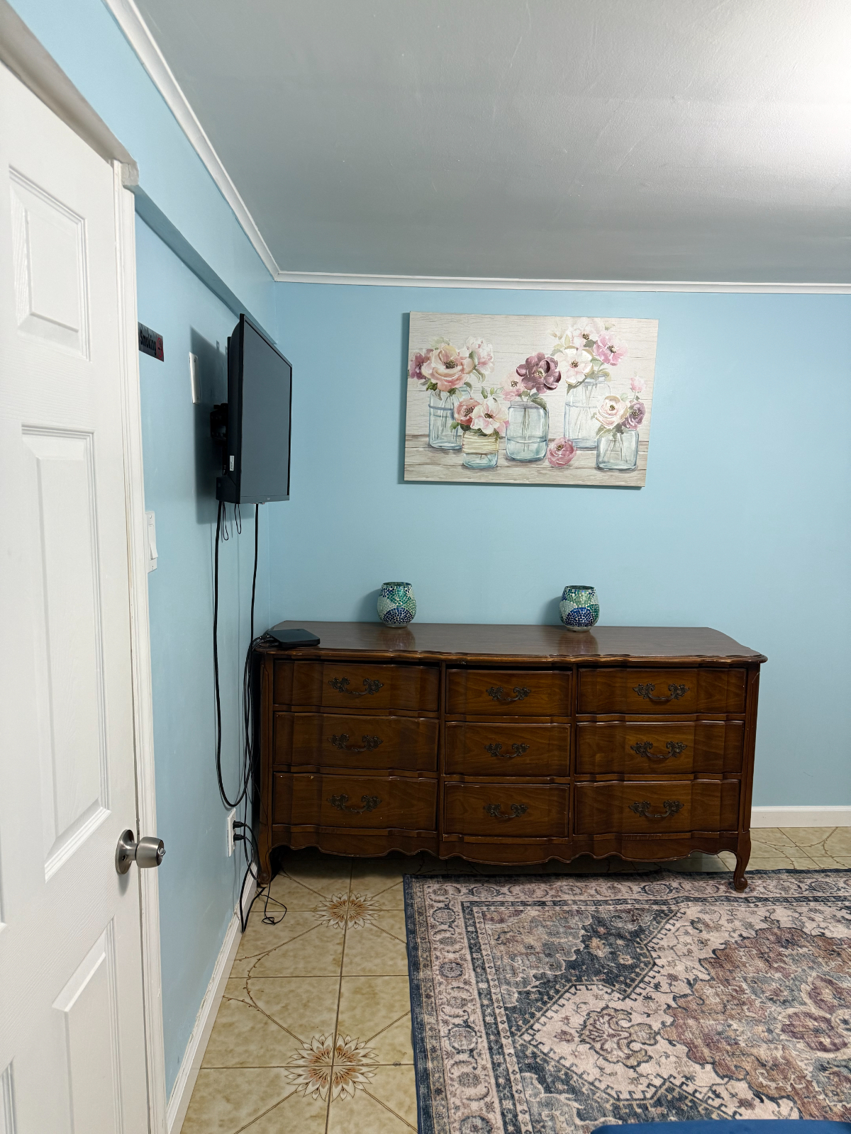 Newly Renovated 1-Bed Apartment with Full Kitchen Close to Everything - Photo 3