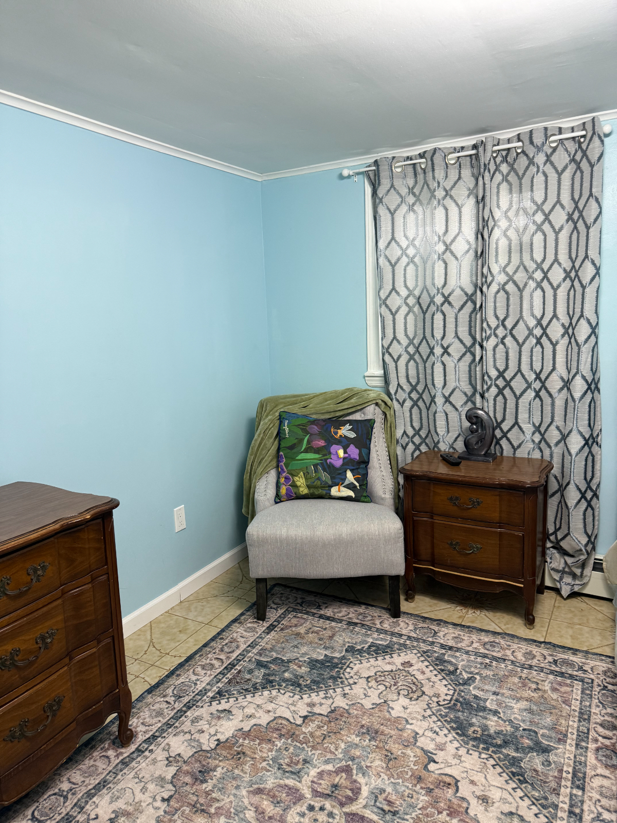 Newly Renovated 1-Bed Apartment with Full Kitchen Close to Everything - Photo 2