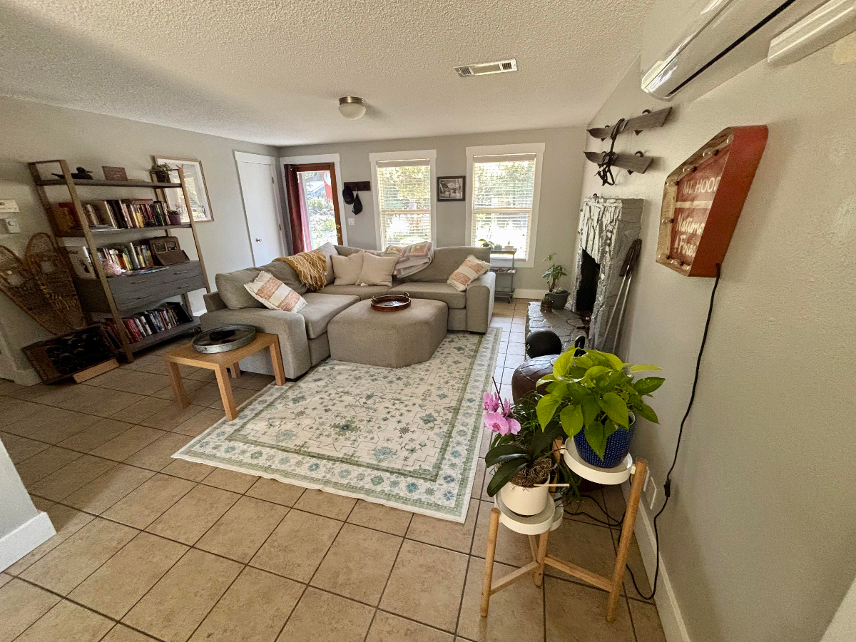 Bend Oregon Cozy 3 Bedroom, 2 Bath Home in a quiet neighborhood - Photo 2
