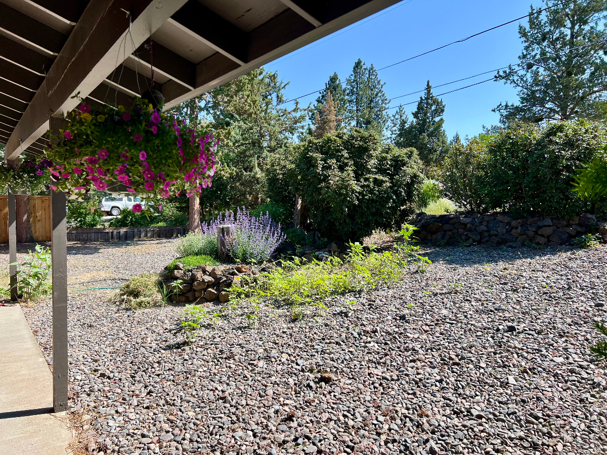 Bend Oregon Cozy 3 Bedroom, 2 Bath Home in a quiet neighborhood - Photo 1