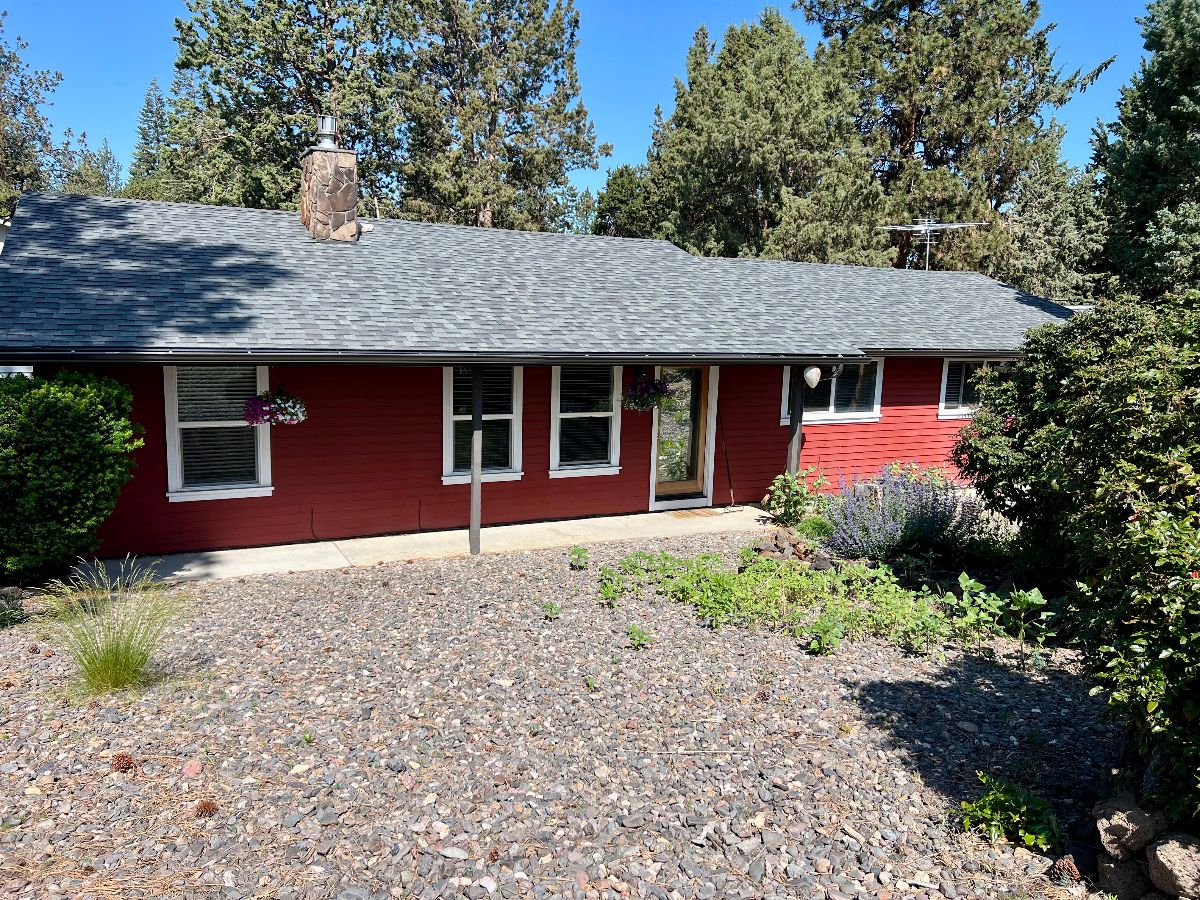 Bend Oregon Cozy 3 Bedroom, 2 Bath Home in a quiet neighborhood - Photo 4