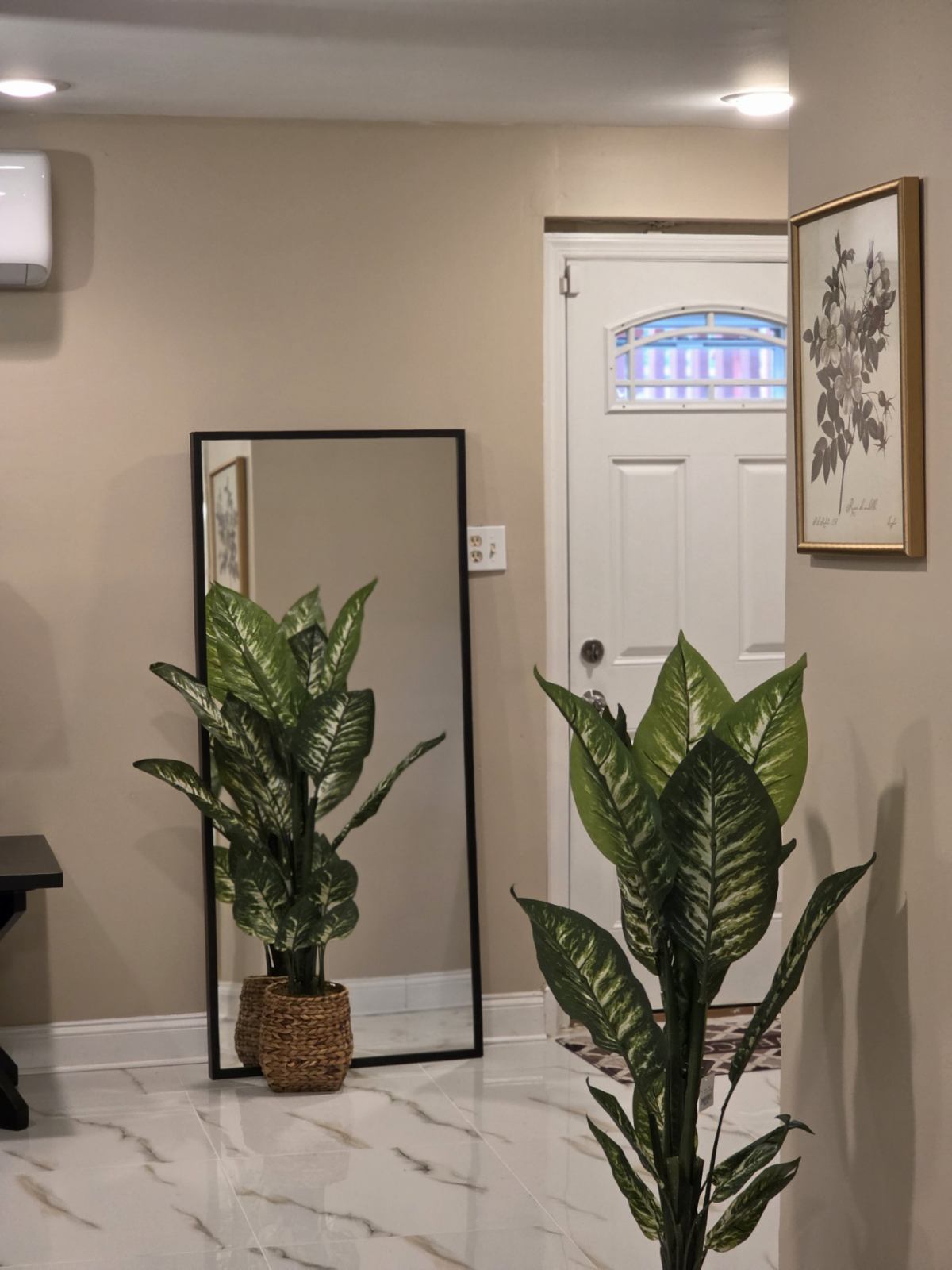 Lovely Studio Apartment with Kitchenette-Available NOW. Walking Distance to LIRR, Minutes to JFK - Photo 2