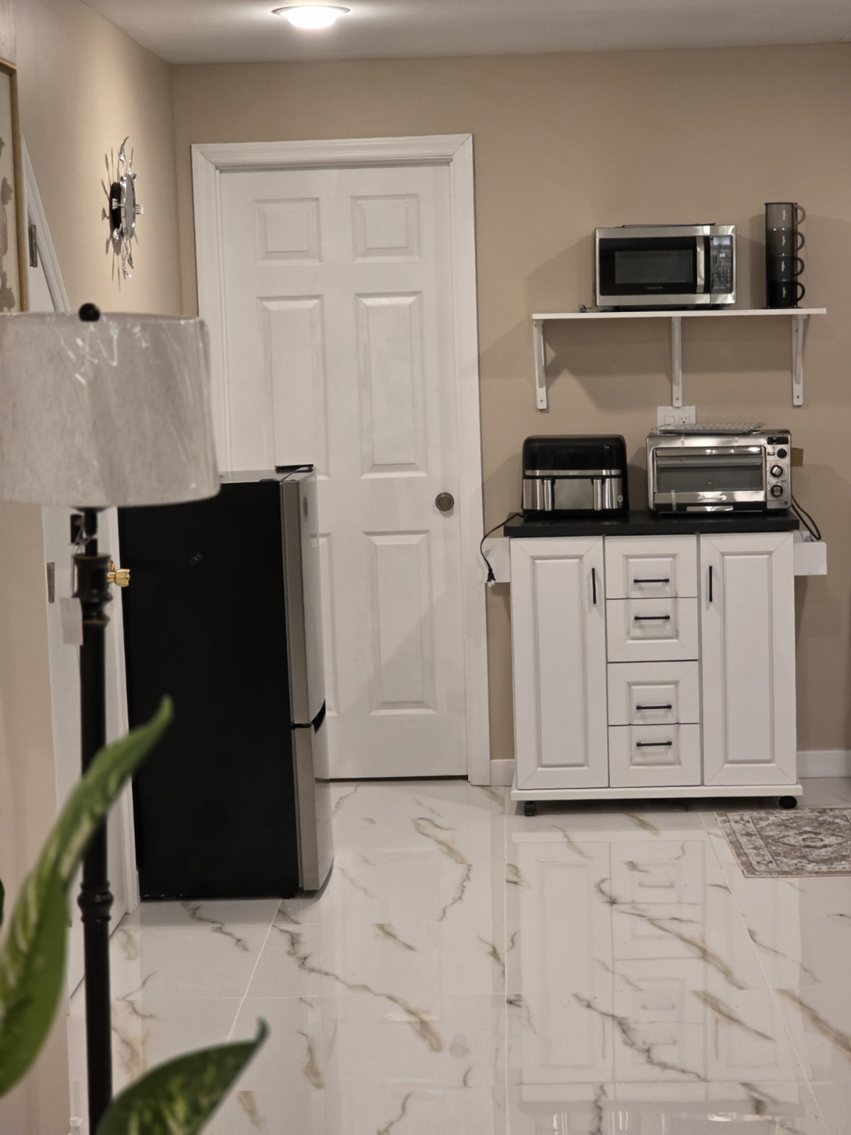 Lovely Studio Apartment with Kitchenette-Available NOW. Walking Distance to LIRR, Minutes to JFK - Photo 4