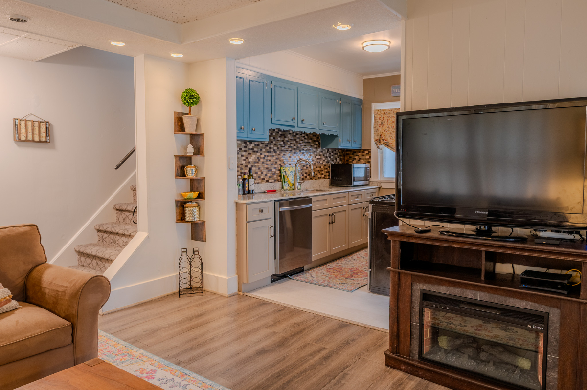 Historic Lakeside Townhouse - Photo 2