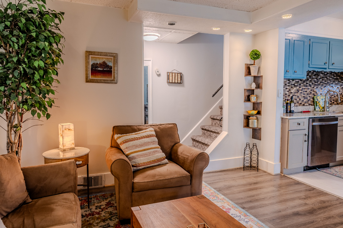 Historic Lakeside Townhouse - Photo 3