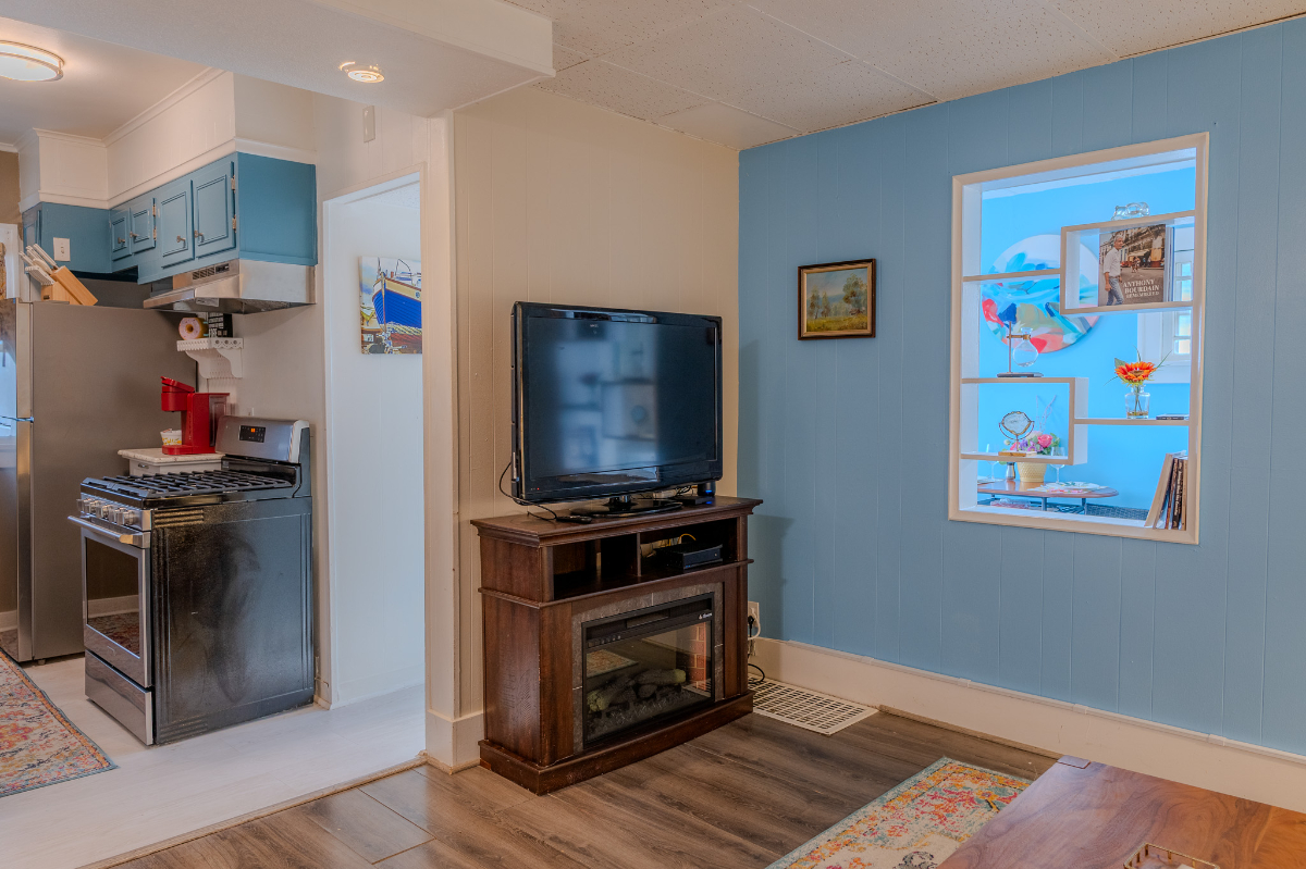 Historic Lakeside Townhouse - Photo 4