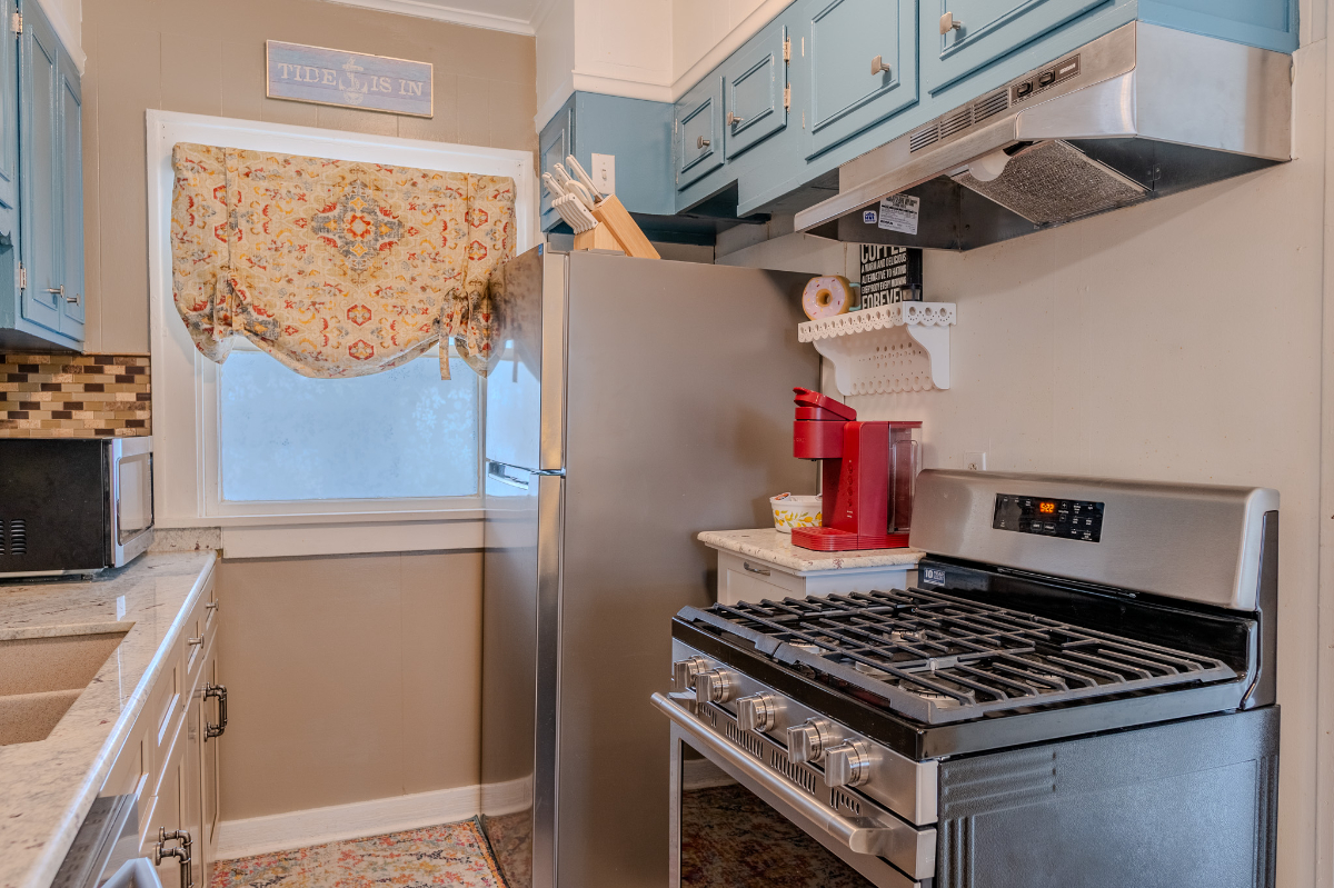Historic Lakeside Townhouse - Photo 6