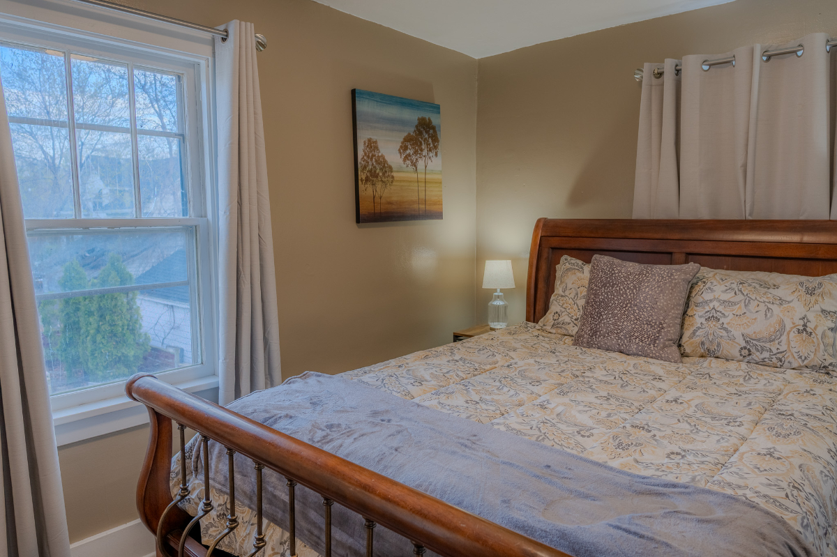Historic Lakeside Townhouse - Photo 8