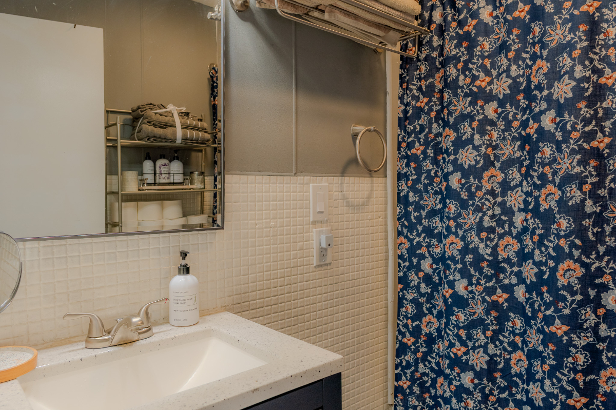 Historic Lakeside Townhouse - Photo 11