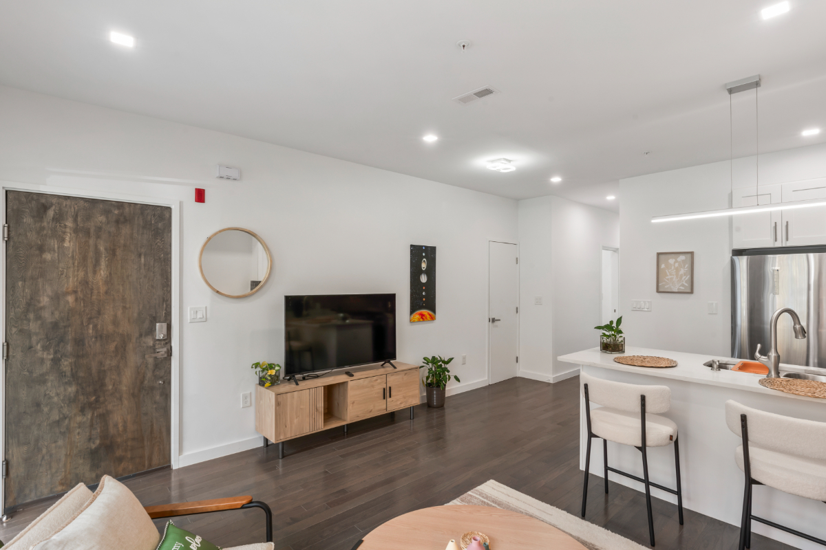 A boutique hotel experience with views. Excellent location. Unit 4 - Photo 3