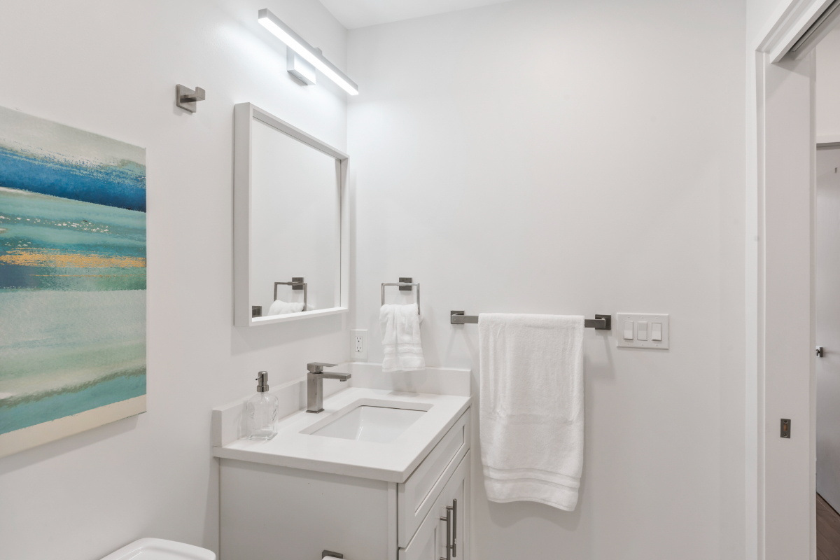A boutique hotel experience with views. Excellent location. Unit 4 - Photo 12