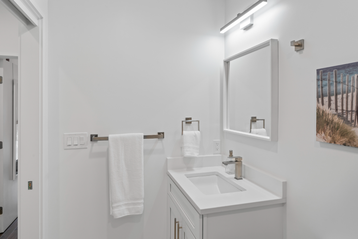 A boutique hotel experience with views. Excellent location. Unit 4 - Photo 10