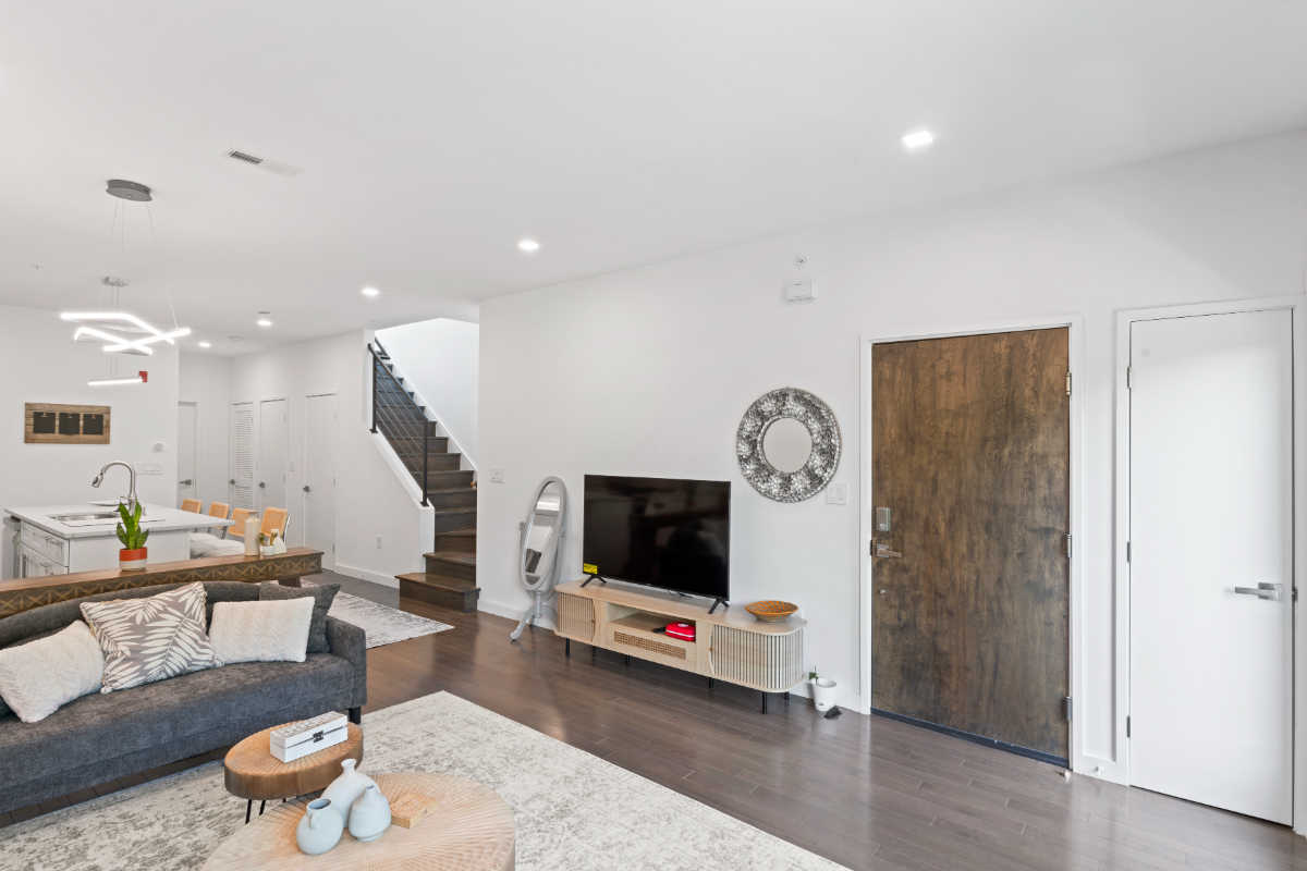 A boutique hotel experience with views. Excellent location. Unit 4 - Photo 3