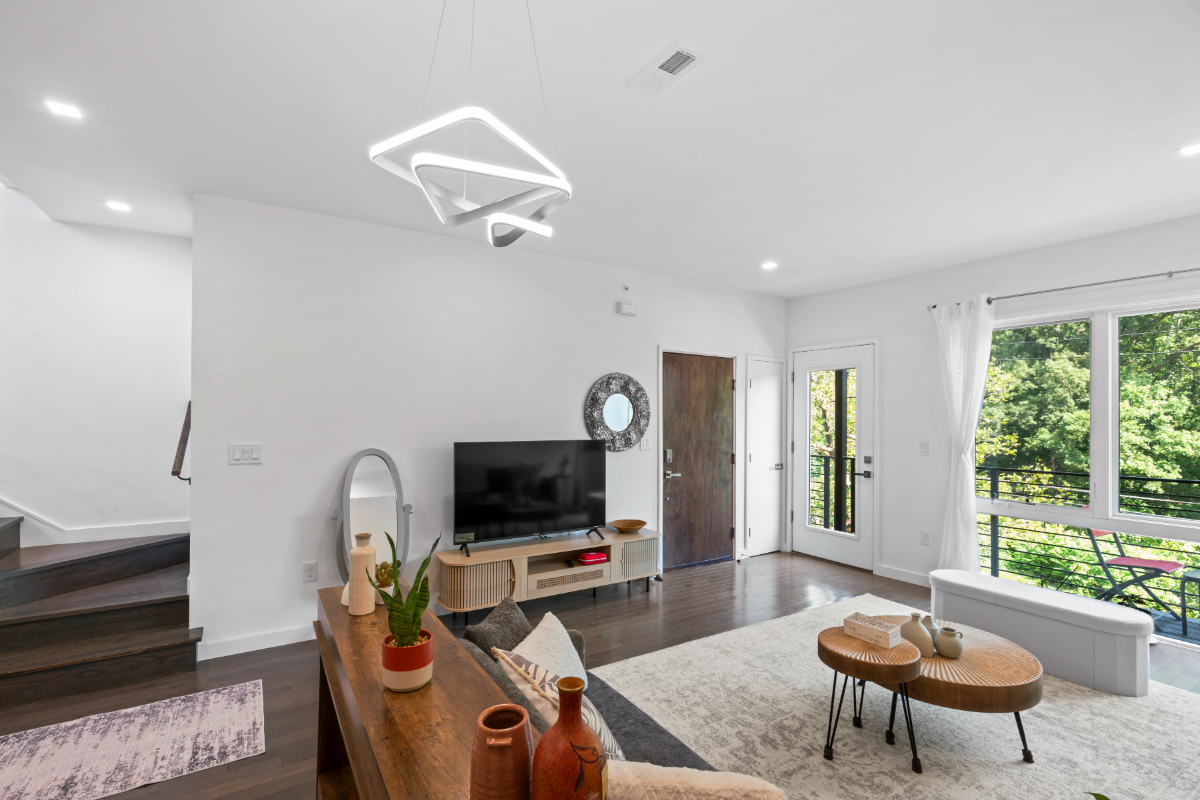 A boutique hotel experience with views. Excellent location. Unit 4 - Photo 4