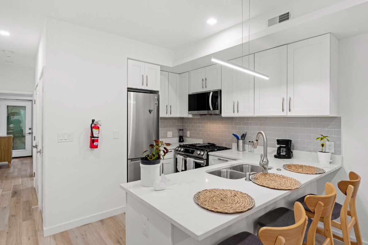 A boutique hotel experience with views. Excellent location. Unit 4 - Photo 1