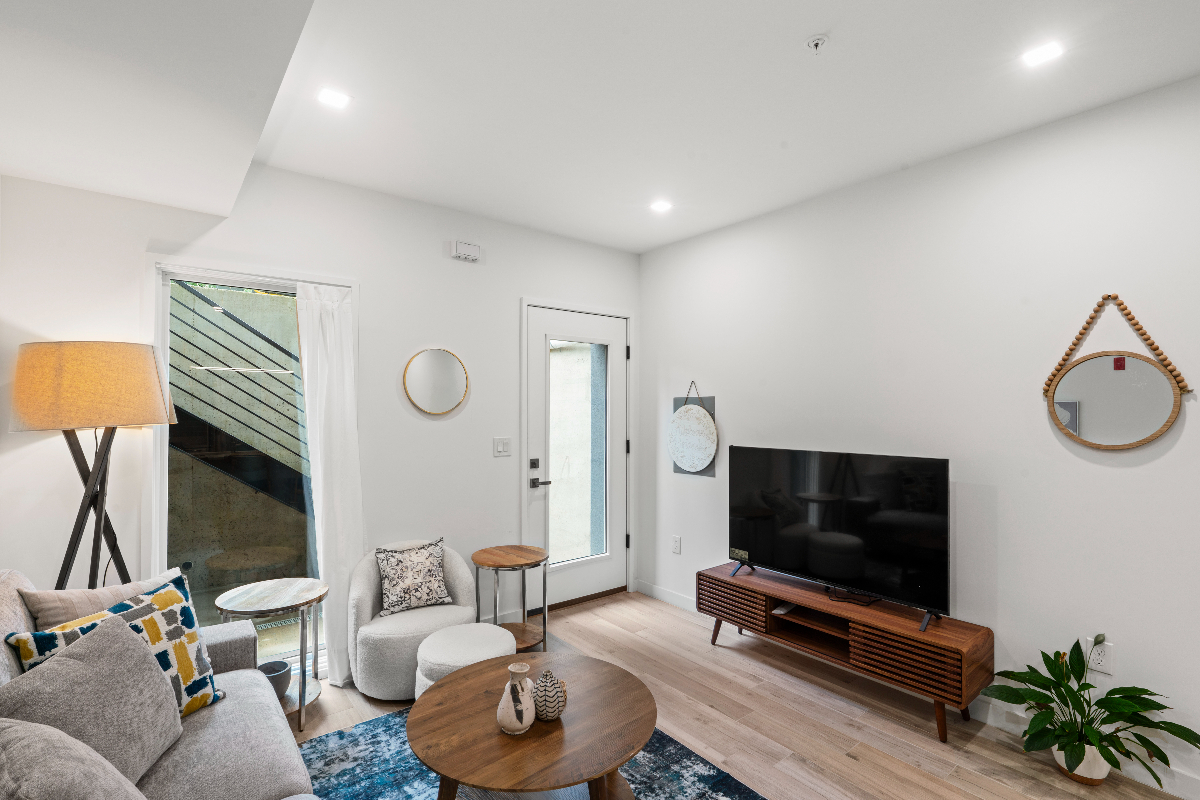 A boutique hotel experience with views. Excellent location. Unit 4 - Photo 5