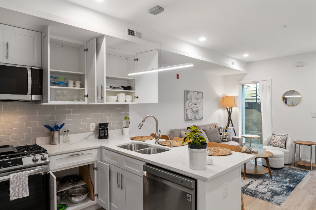 A boutique hotel experience with views. Excellent location. Unit 4 - Photo 7