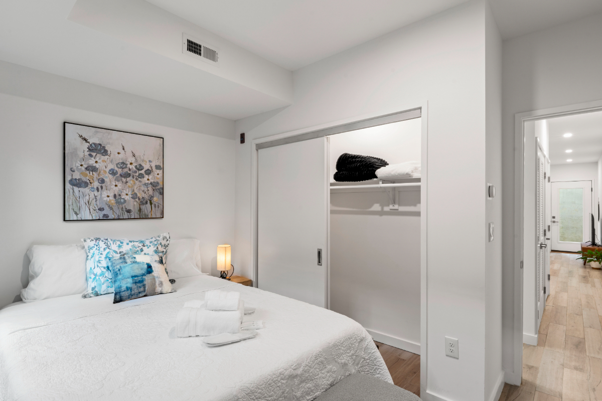A boutique hotel experience with views. Excellent location. Unit 4 - Photo 12