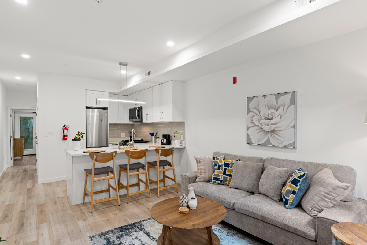 A boutique hotel experience with views. Excellent location. Unit 4 - Photo 2