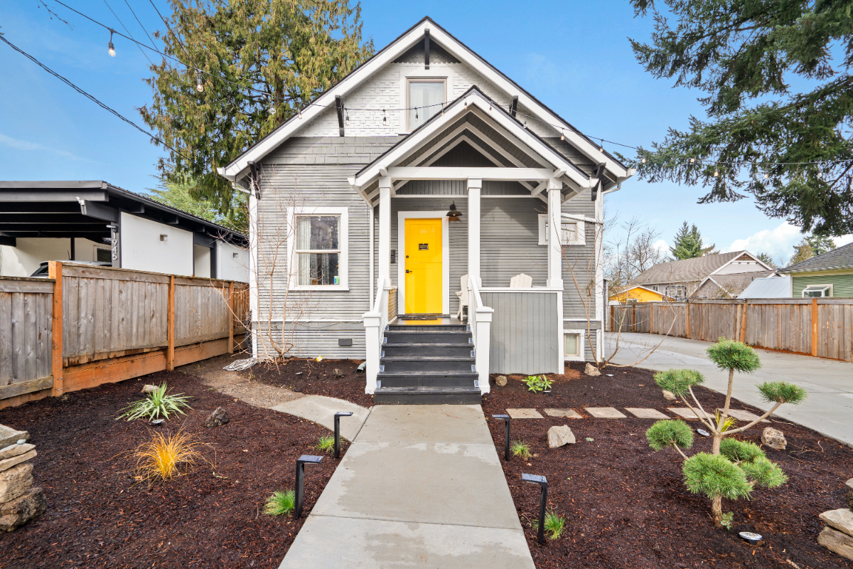 Yellow Door Bungalow Sellwood Neighborhood-Close-In SE