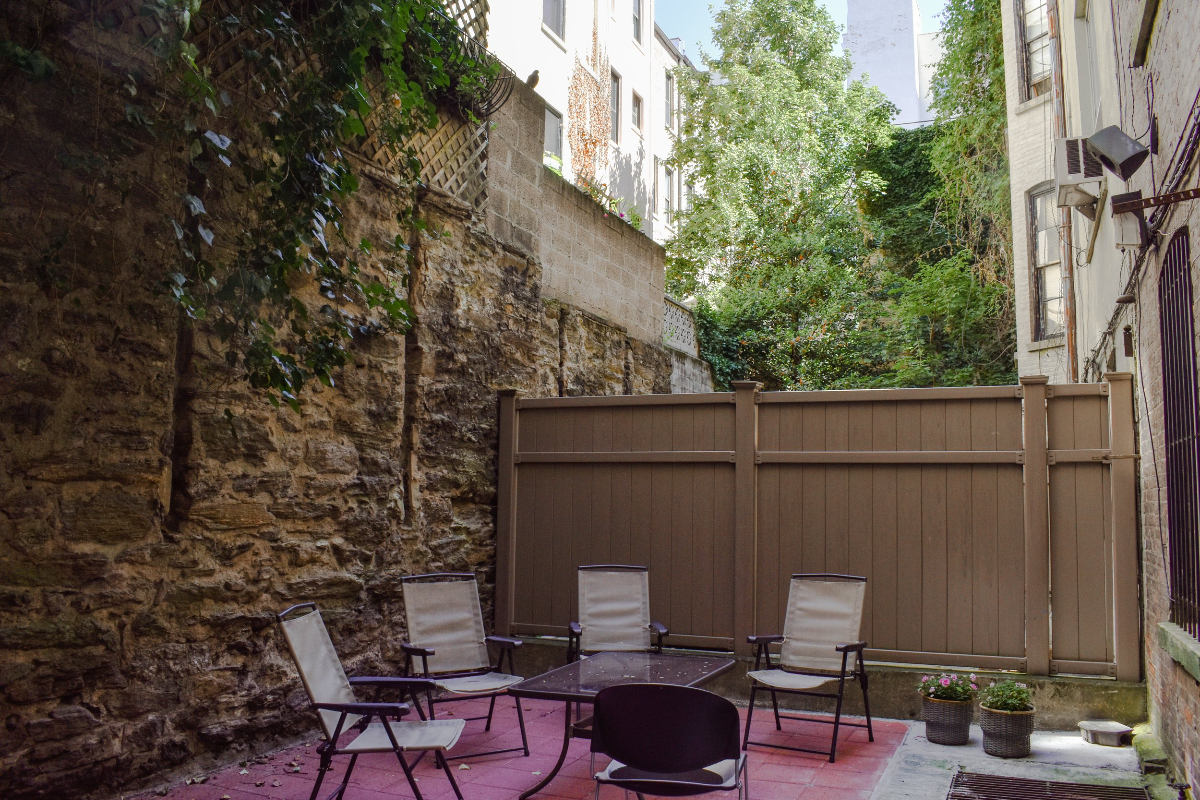 Harlem Art Deco light-filled house with room rental for guests - Photo 9