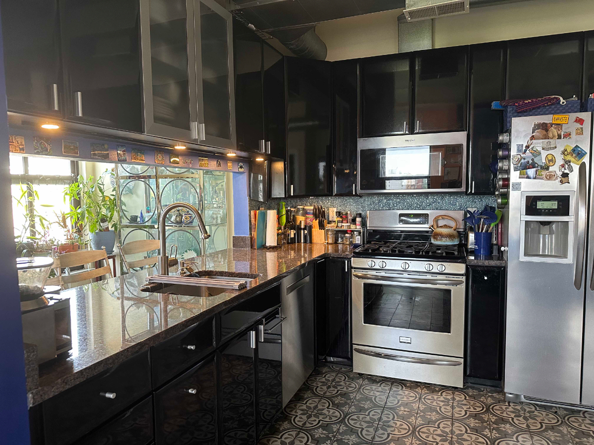 Luxury 1-Bedroom, 1 Large Bath with Jacuzzi tub, close to several hospitals, steps from metro/bus, r - Photo 12