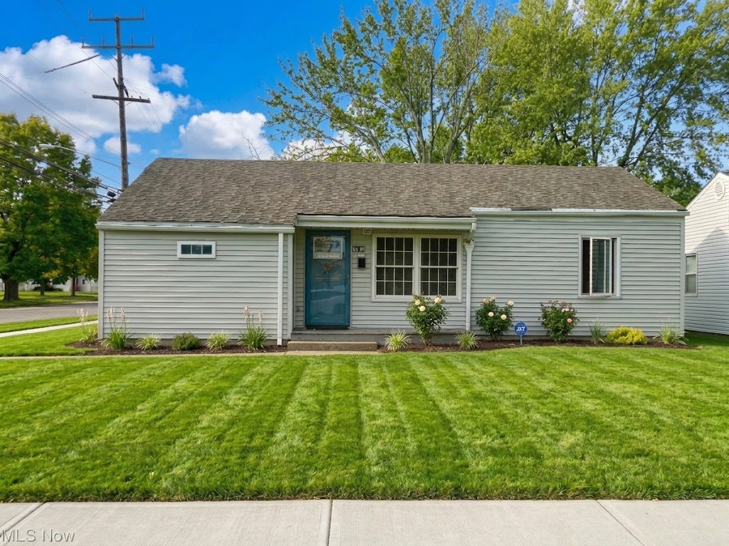 Beautiful Home with New Kitchen and Fenced Yard - 3 Beds, 2 Baths - Photo 2