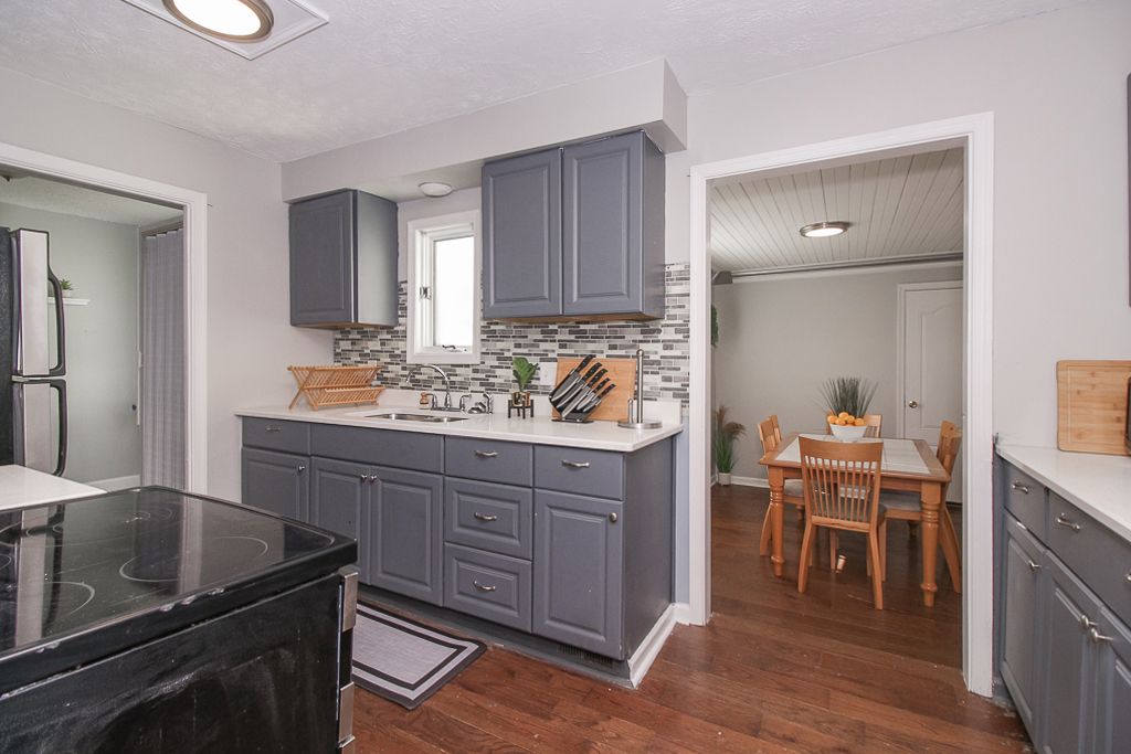 Beautiful Home with New Kitchen and Fenced Yard - 3 Beds, 2 Baths - Photo 8