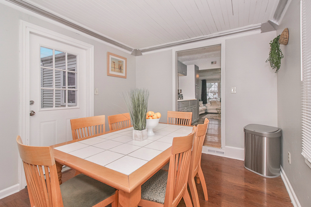 Beautiful Home with New Kitchen and Fenced Yard - 3 Beds, 2 Baths - Photo 9