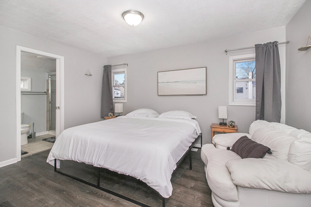 Beautiful Home with New Kitchen and Fenced Yard - 3 Beds, 2 Baths - Photo 10
