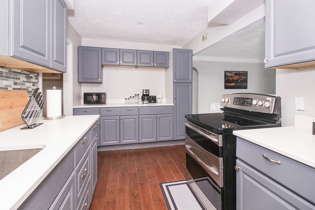 Beautiful Home with New Kitchen and Fenced Yard - 3 Beds, 2 Baths - Photo 5