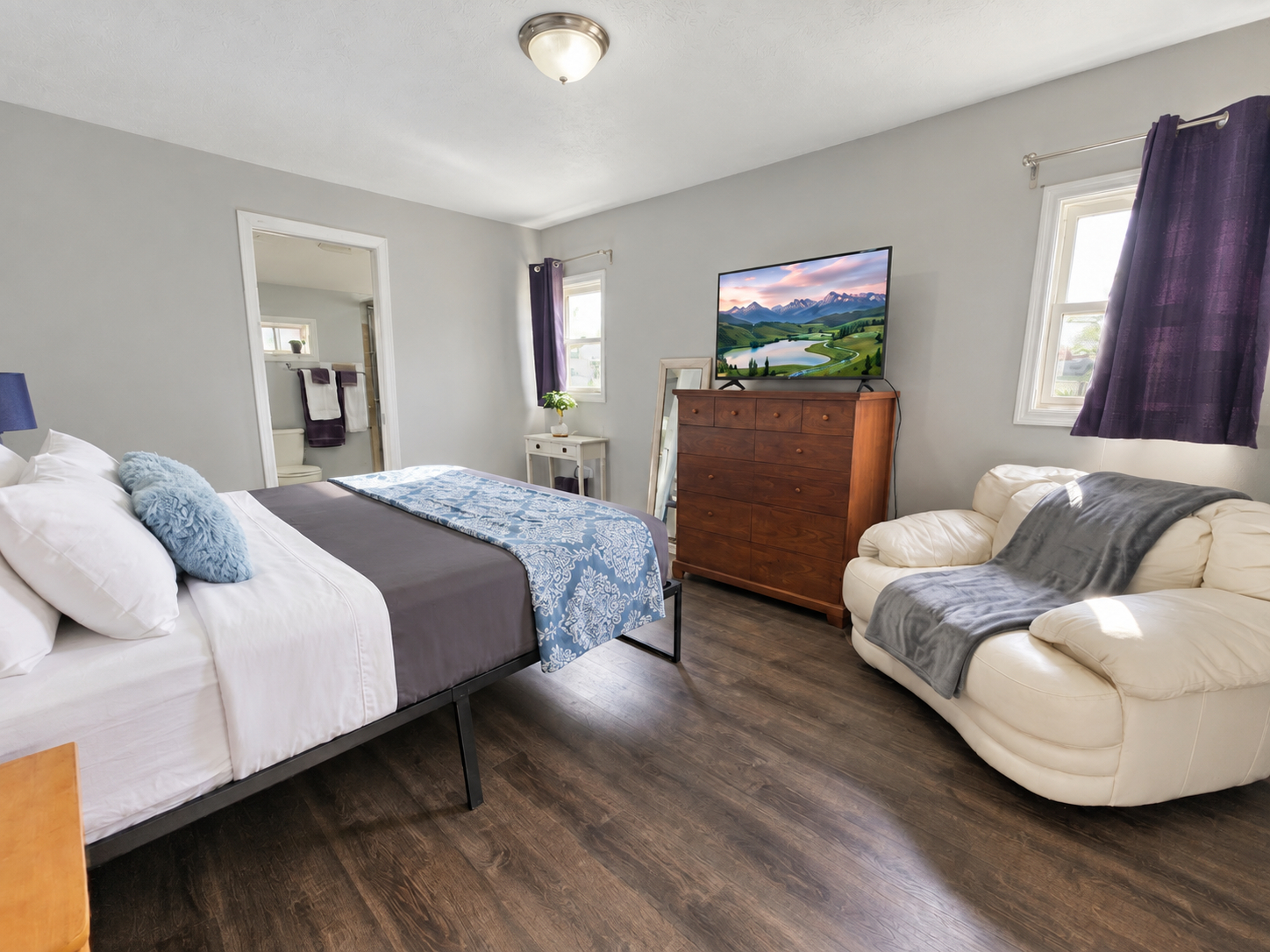 Beautiful Home with New Kitchen and Fenced Yard - 3 Beds, 2 Baths - Photo 3