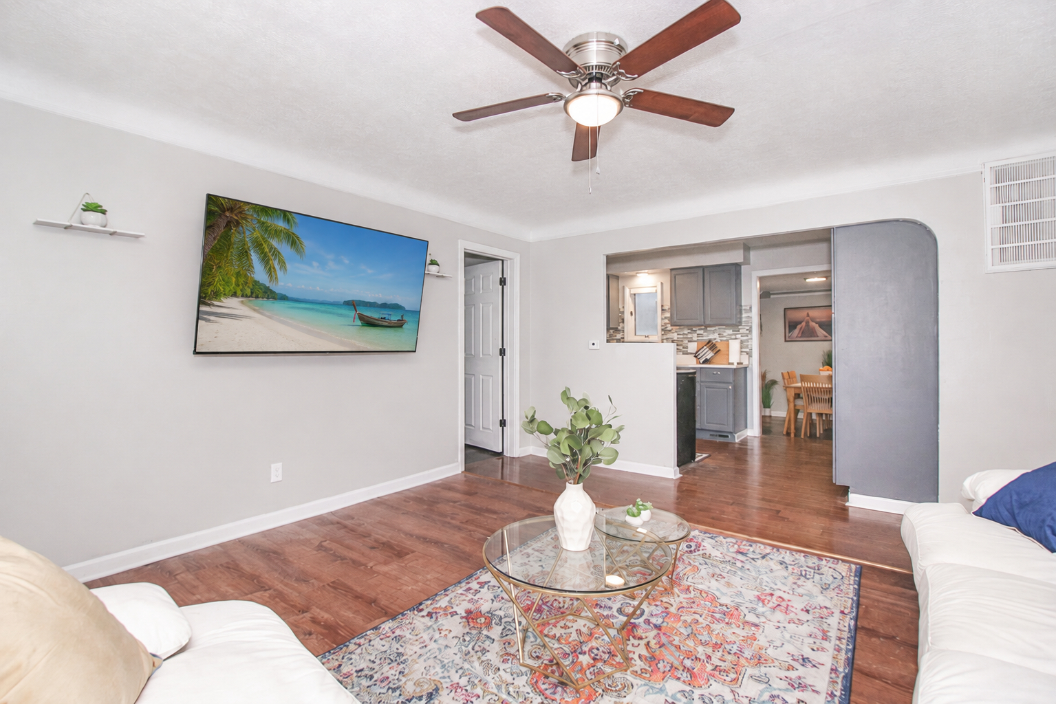Beautiful Home with New Kitchen and Fenced Yard - 3 Beds, 2 Baths - Photo 4