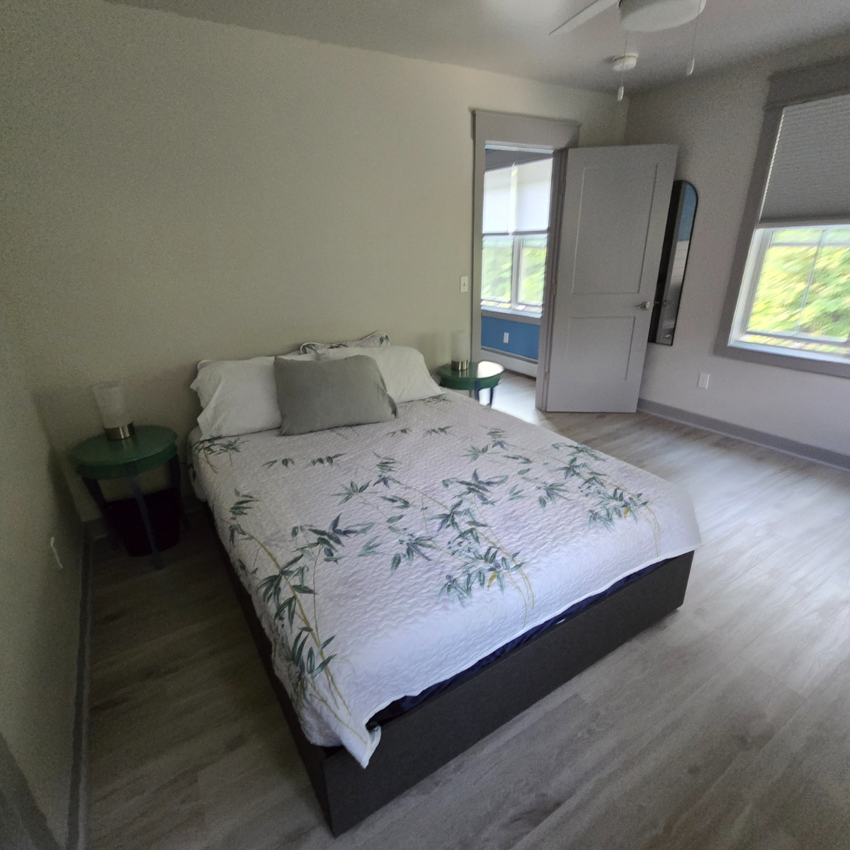 Stone Pear Guesthouse - New 1BED Guesthouse with Quiet Setting, Private Deck and Scenic Views - Photo 6