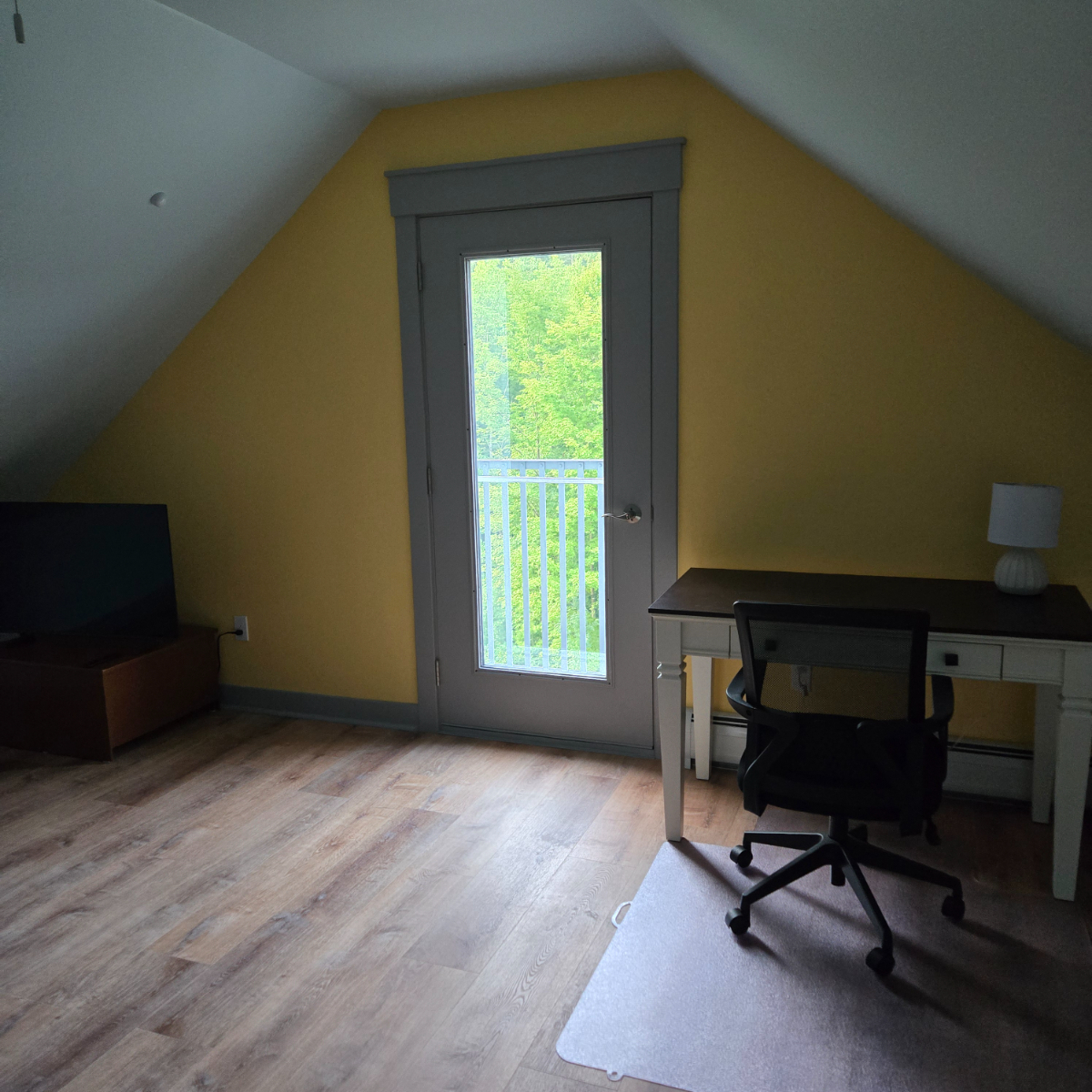 Stone Pear Guesthouse - New 1BED Guesthouse with Quiet Setting, Private Deck and Scenic Views - Photo 9