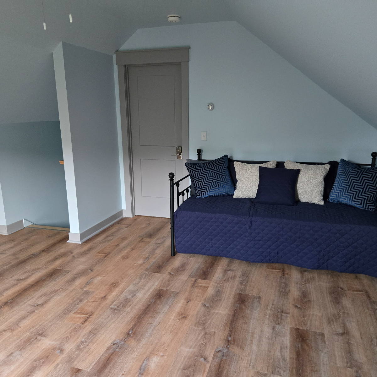 Stone Pear Guesthouse - New 1BED Guesthouse with Quiet Setting, Private Deck and Scenic Views - Photo 11