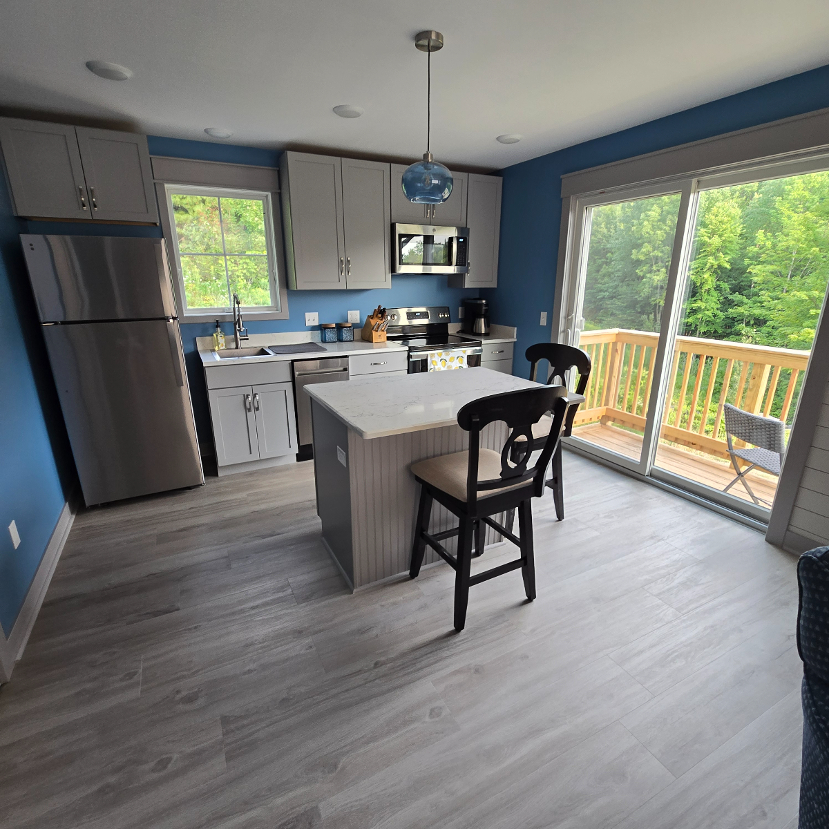 Stone Pear Guesthouse - New 1BED Guesthouse with Quiet Setting, Private Deck and Scenic Views - Photo 3