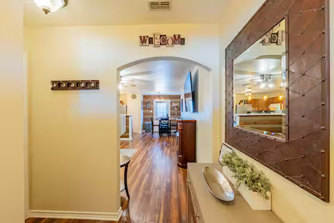 Welcome to Your Cozy Retreat - Photo 3