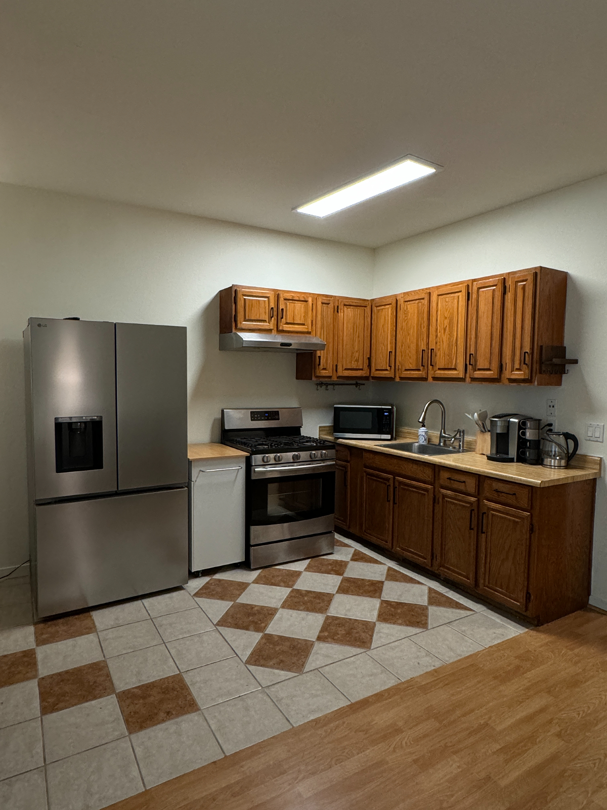 Located on the N Judah Line - Fully Furnished 1 Bed, 1 Bath, Apartment with 9 Foot Ceilings - Photo 2